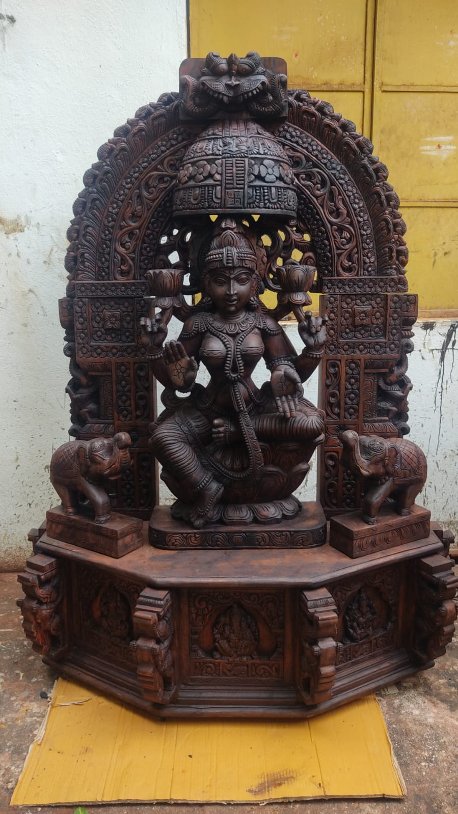 Premium Custom Lakshmi Statue – 5 Feet Handcrafted Idol in Vaagai & Mahogany Wood